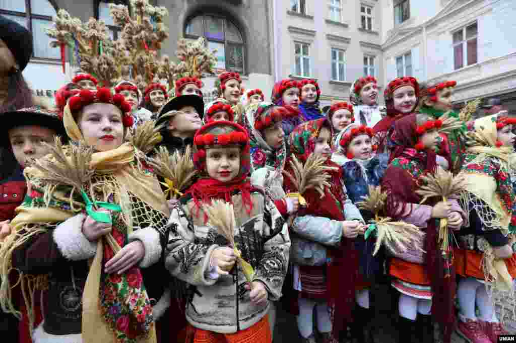 Діти в національних костюмах під час урочистостей з нагоди винесення та встановлення Різдвяного Дідуха. Львів, 6 січня 2018 року 