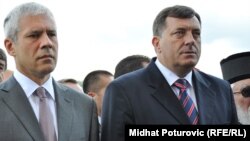 Сербиянын президенти Борис Тадич (солдо) менен Босния Серб республикасынын премьери Милорад Додик Паледеги орто мектептин ачылуу салтанатында.