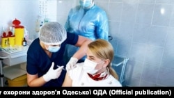 Щеплення не гарантує того, що людина не захворіє на коронавірус. Але хворобу переноситиме легше