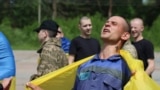 Емоції українського військового після звільнення із російського полону.<br><br>«Серед категорій тих, кого повертаємо зараз, – поранені та важкопоранені, а також молодші 25 років. Процес доволі складний, багато чутливих деталей, перемовини тривають фактично щодня», – <a href="https://t.me/V_Zelenskiy_official/14554" target="_self">повідомив</a> президент України Володимир Зеленський