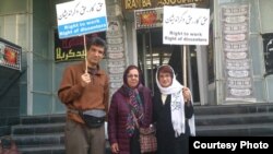نسرین ستوده (سمت راست) در مقابل کانون وکلای ایران