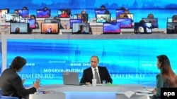 Орус президенти Владимир Путин журналисттердин суроолоруна жооп берүүдө. 