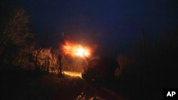 Українські військові ведуть вогонь на Покровському напрямку, Донеччина, грудень 2024 року