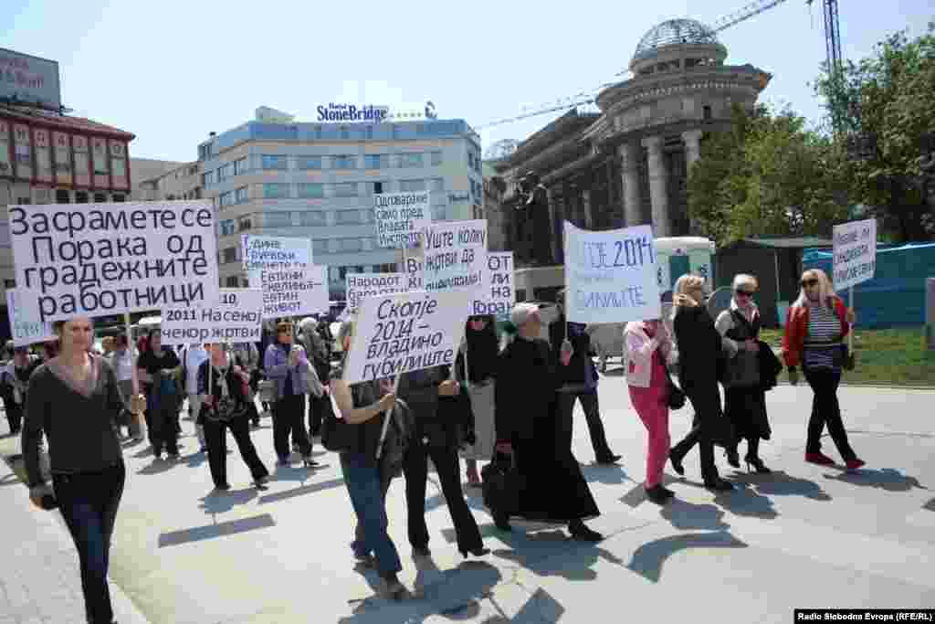 Членки на организациите на жени на НСДП и СДСМ протестираат против Владата и проектот „ Скопје 2014“ откако на градилиштето загинаа двајца работници