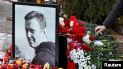 Häzir daşary ýurtlarda ýaşaýan Nawalnynyň egindeşleri onuň ölüminiň jogapkärçiligini Russiýanyň häkimiýetleriniň üstüne atýarlar.
