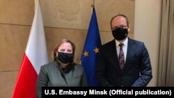 Намесьнік міністра замежных спраў Польшчы Марцін Пшыдач і амбасадарка ЗША ў Беларусі Джулі Фішэр