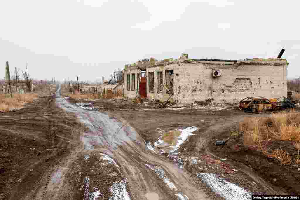 Руїни колишнього магазину на одній із вулиць Мар'їнки, фото від 4 грудня 2024 року. Фотографка Олена Гром каже, що під час своїх численних поїздок у Мар'їнку вона зблизилася з деякими її жителями, яких описує як «ніжних, добрих людей, які зіткнулися з важкими випробуваннями»
