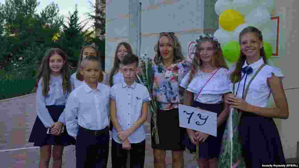 Український клас 7 «у» з учителькою Оленою Віхрастюк (в центрі). Олена Іванівна також керує в гімназії ансамблем бандуристів «Калина»