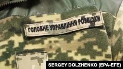 На снимке на теле военного видны многочисленны шрамы, следы пыток и хирургических вмешательств, отмечает Украинская служба Радио Свобода