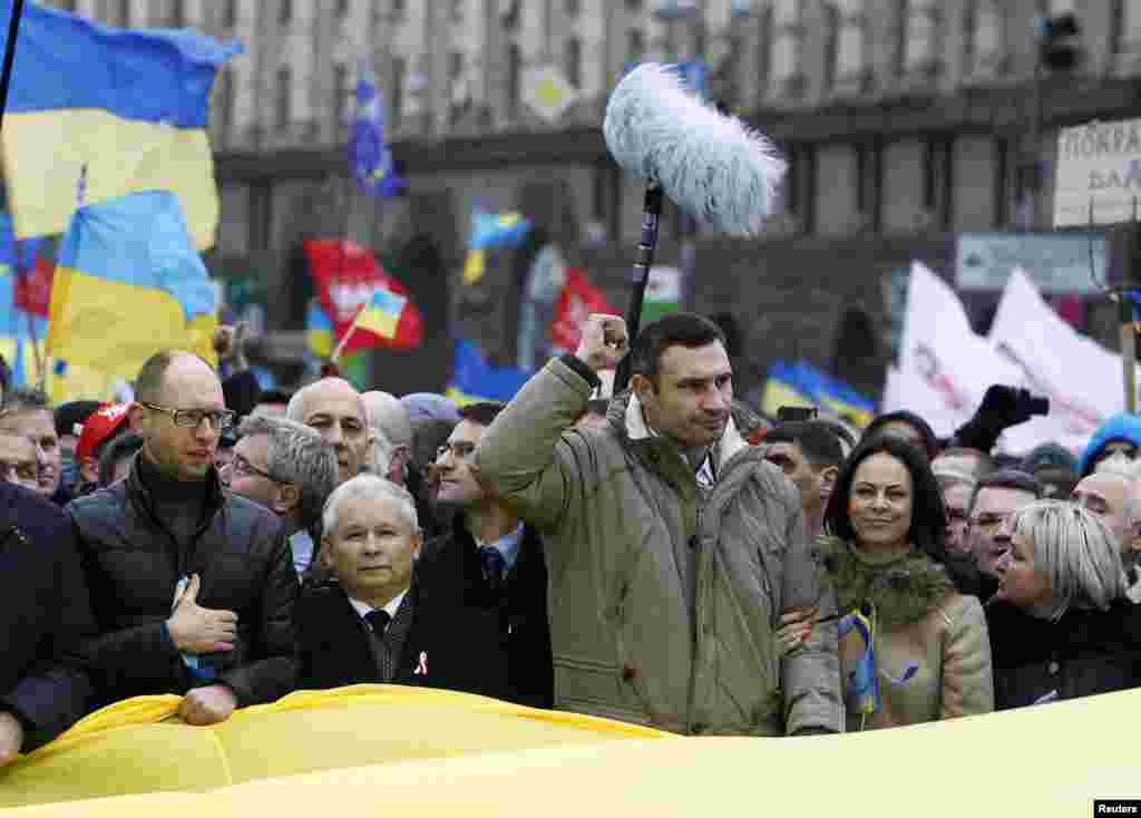 Віталій Кличко, Арсеній Яценюк, а також Ярослав Качинський, лідер польської опозиційної партії «Право і справедливість», на мітингу в Києві, 1 грудня 2013