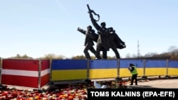 Пам'ятник радянським військовим у Пардаугаві. Рига, 9 травня 2022 року. Цього року парк, в якому розташований пам’ятник, прикрасили прапорами Латвії та України і організували біля нього виставку «Слава Україні» й закликали не відвідувати радянські пам’ятники