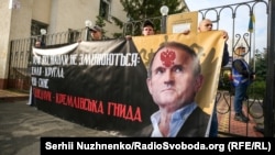 Акцыя праціўнікаў Медведчука каля суду
