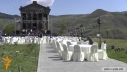 Սեղաններ ու «Երեւանից բերված խորոված» Գառնու տաճարի բակում