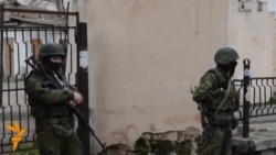 Симферополдун көчөсүндөгү аскерлер