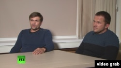 Өздөрүн «Петров» жана «Боширов» деп тааныштырган адамдар RT телеканалынын суроолоруна жооп беришкен. 