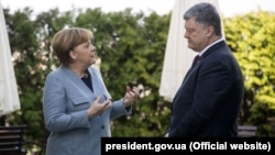 Попередня зустріч президента України Петра Порошенка і канцлера Німеччини Анґели Меркель відбулася менш як місяць тому – Берлін, 10 квітня 2018 року