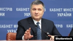 Аваков: ви вважаєте, мені треба було відправити 10 000 не викритих у злочинах, підготовлених до силових спецоперацій людей – працювати проти України? 