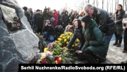 Сквер пам’яті жертв авіакатастрофи літака «МАУ» рейсу PS752, що був збитий поблизу Тегерану. Аеропорт «Бориспіль», 17 лютого 2020 року