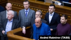 Екслідери ОПЗЖ Вадим Рабінович (у центрі) та Віктор Медведчук втратили депутатські повноваження разом із громадянством України
