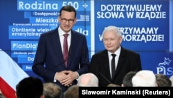 Премʼєр-міністр Польщі Матеуш Моравецький і лідер партії «Право і справедливість», віцепремʼєр-міністр Польщі Ярослав Качинський. Варшава, 21 жовтня 2018 року