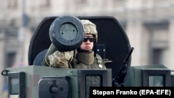 Український солдат поруч з американською антитанковою ракетою «Джавелін» під час підготовки параду напередодні Дня незалежності 22 серпня 2018 року