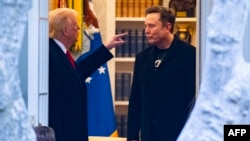 Президент США Дональд Трамп беседует с Илоном Маском (справа) в Белом доме, 14 марта 2025 года