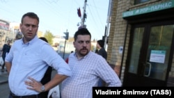Російський опозиційний політик Олексій Навальний (л) та його соратник Леонід Волков, архівне фото, 2015 рік