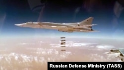 Російські бомбардувальники Ту-22М3 скидають бомби у провінції Дейр-ез-Зор, Сирія, 3 листопада 2017 року