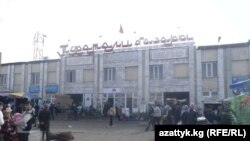 Кыргызстандын ири базарларында да кытайлыктардын саны кыйла арбыганы айтылууда. (Сүрөттө: Кара-Суудагы Туратали базары.)