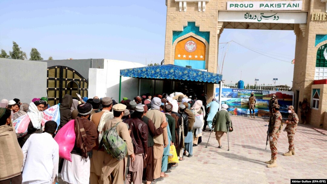 په چمن کې ګڼ کسان سپين بولدک ته د اوښتو په انتظار دي (ارشيف)