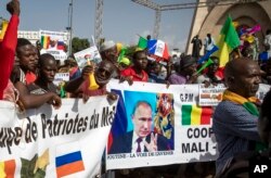 Жители столицы Мали - Бамако на демонстрации протеста против политики Франции и в поддержку России
