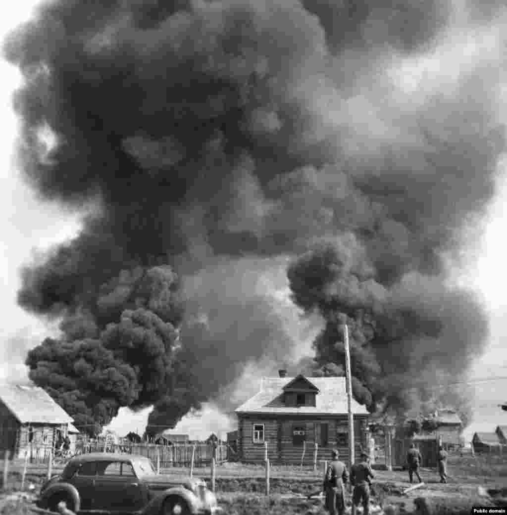 Неміс әскері өртеніп жатқан совет ауылына қарап тұр, 1941 жылғы маусым айы. "Барбаросса" – адамзат тарихында құрлықтағы ең ірі соғыс операциясы болды: шамамен 3,8 миллион сарбаз, мыңдаған танк пен ұшақ және жарты миллионнан астам жылқы Финляндия шығанағынан Қара теңізге дейінгі аралықта Шығыс Еуропа арқылы Своет Одағына қарай жылжыды.