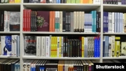 Полиця однієї з київських книгарень