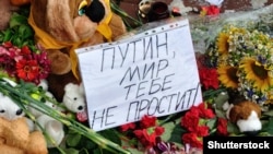 Вшанування пам'яті загиблих у катастрофі малазійського «Боїнга», який був збитий 17 липня у Донецькій області. Посольство Нідерландів у Києві, 21 липня 2015 року