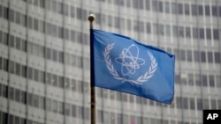 Drapelul Agenției Internaționale pentru Energie Atomică, în fața sediului său din Viena. 