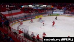 Беларускі нацыянальны сьцяг на трыбуне падчас чэмпіянату сьвету па хакеі ў Стакгольме