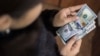 АКШнын улуттук валютасы - доллар жана сом. Иллюстрациялык сүрөт.