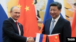 Президент Росії Володимир Путін (ліворуч) та голова КНР Сі Цзіньпін у Пекіні. 3 вересня 2015 року
