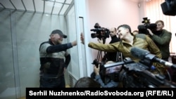 Народний депутат Надія Савченко (праворуч) спілкується з Володимиром Рубаном. Київ, 9 березня 2018 року 