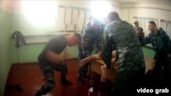 Ярославлдагы түзөтүү колониясында тартылган видео тасмадан алынды. 