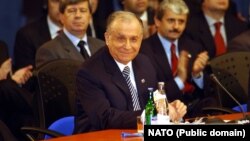 Fostul președinte Ion Iliescu s-a internat, la cererea sa, la Spitalul Clinic de Urgenta Prof. Dr. Agrippa Ionescu din București, din cauza unor probleme respiratorii.
