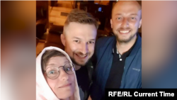 Ирина Ромалийская, Юрий Баранюк ва Иван Гребенюк 7 август куни Минскдаги меҳмонхонада қўлга олиниб, полиция бўлимига олиб кетилган эди.