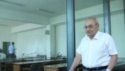 Ըստ Վազգեն Մանուկյանի` իր արտահայտությունն անհամեմատ ավելի մեղմ էր, քան «մուրճը ձեռքին վազվզող տղայինը»