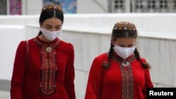 Ýüzi gorag maskaly türkmen studentleri
