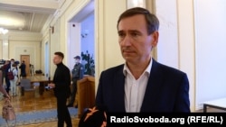 За словами депутата, в законі, який був ухвалений нардепами раніше, немає жодного положення про те, що юнаки віком від 17 років мають приїхати і стати на облік.