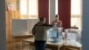Muškarac glasa za predsedničke izbore na biračkom mestu u Beogradu, Srbija, nedelja, 3. april 2022.