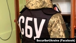 У СБУ кажуть, що за одержані «прибутки» посадовець купив три авто преміумкласу, у тому числі марки LEXUS та BMW