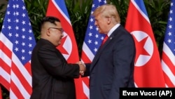 Дональд Трамп і Кім Чен Ин на саміті в Сінгапурі 12 червня 2018 року