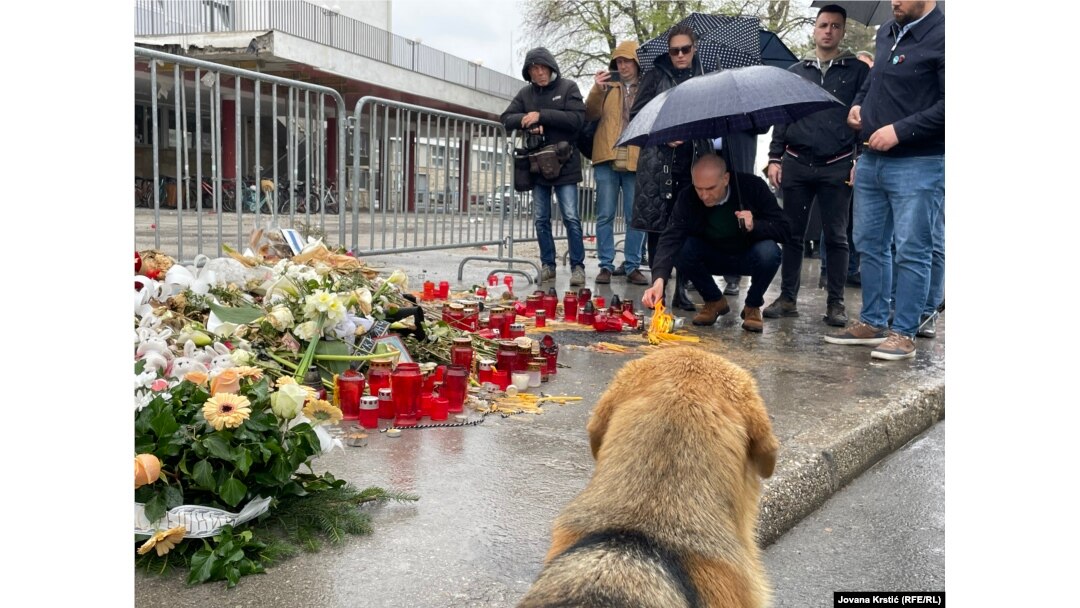 Cveće i sveće ispred Železničke stanice u Novom Sadu, 1. aprila 2025.