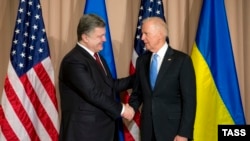 Петро Порошенко (ліворуч) і Джо Байден під час зустрічі в Давосі 20 січня 2016 року